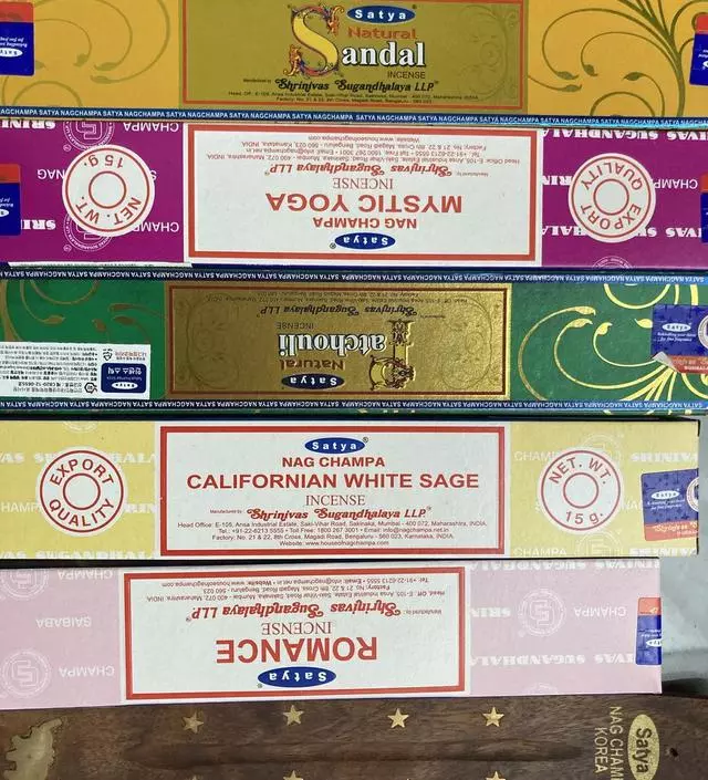 사무실에서 여러가지 인센스를 쓰다가 집에서 쓰려고 구매했어요! 시그니처라인도 좋지