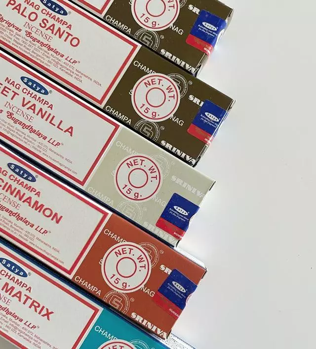 팔로산토에 빠지고 항상 2-3개씩 쟁여둔답니다. 약간 고급 모기향 ㅎㅎㅎ같은 향같기도