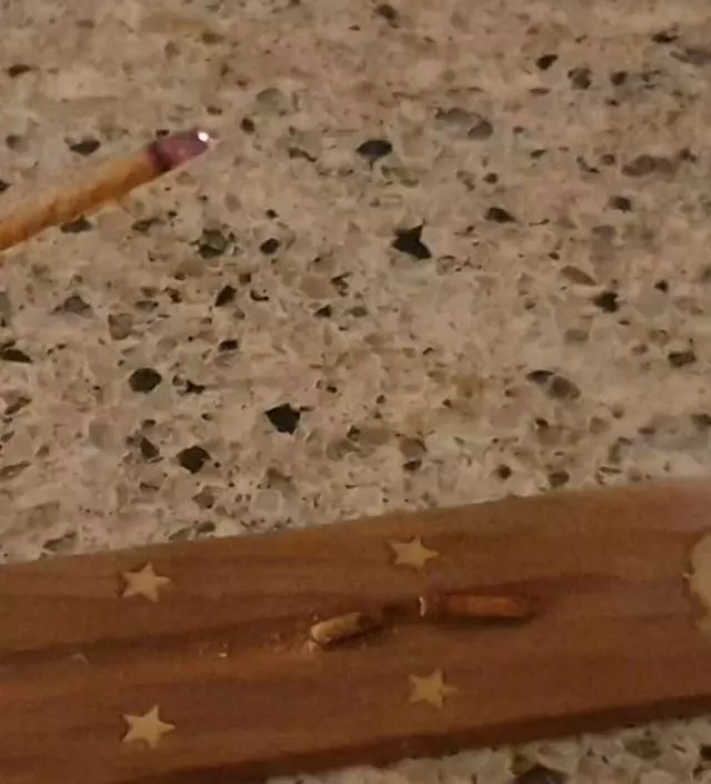 향 좋고 오래남아요. 보시는 것처럼 연기가 나서 문은 열어놓고 피워야 하는 것 같아요