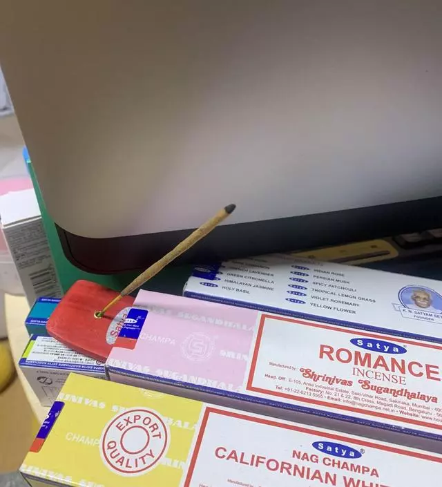 조금만 피워도 엄청 향이 쫘악 퍼져서 좋아요
