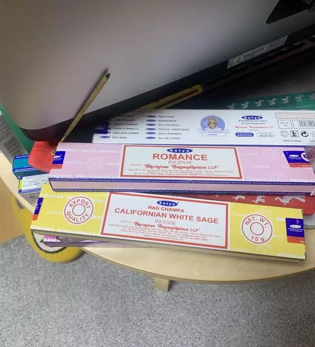 집에서 음식할때 잠깐 켜 놓음 향 금방 퍼지고 좋아요
