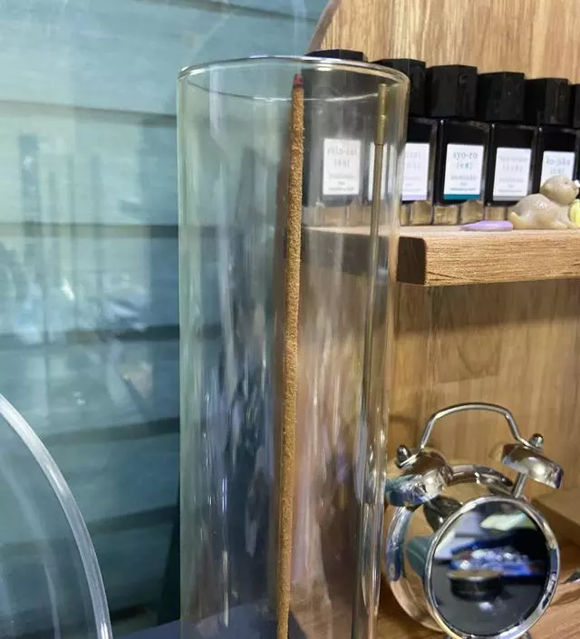 머리아프지 않은데 좋은 향인데 되게 진하네요! 택배상자 열기 전부터 향기가 나서 신기