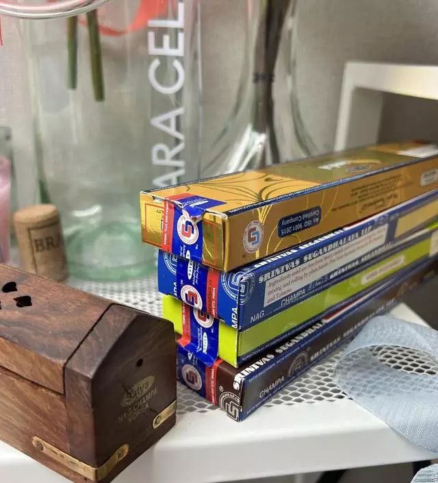 향이 너무 좋아요!! 가루가 많이 떨어지는 건 어쩔수 없지만 ~ 힐링되고 좋습니다
