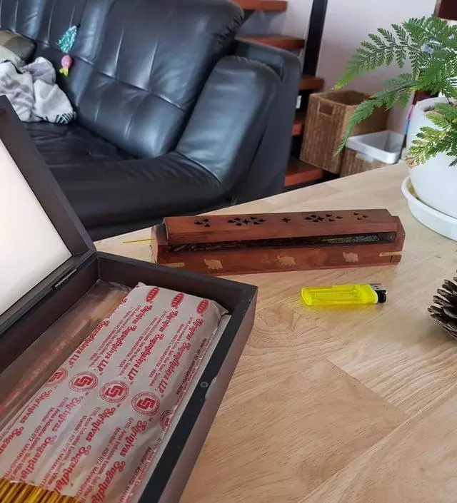 아침에 일어나서 담배 대신 한 개비 태웁니다
