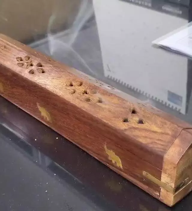 배송 빨리 왓어요. 향 고른것중에 하나빼도 다 괜찮은 향인거 같네요. 지인 선물오도 좋