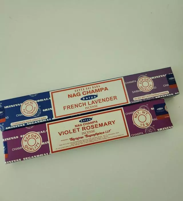 프렌치 라벤더는 좀 더 크네요. 여름에 어울릴만한 향으로만 시켰어요
