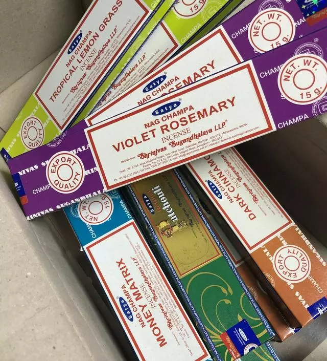 창 열고 스틱하나 켜두면 기분이 좋아집니다. 벌레 퇴치가능한 파츌리나 다크시나몬 향