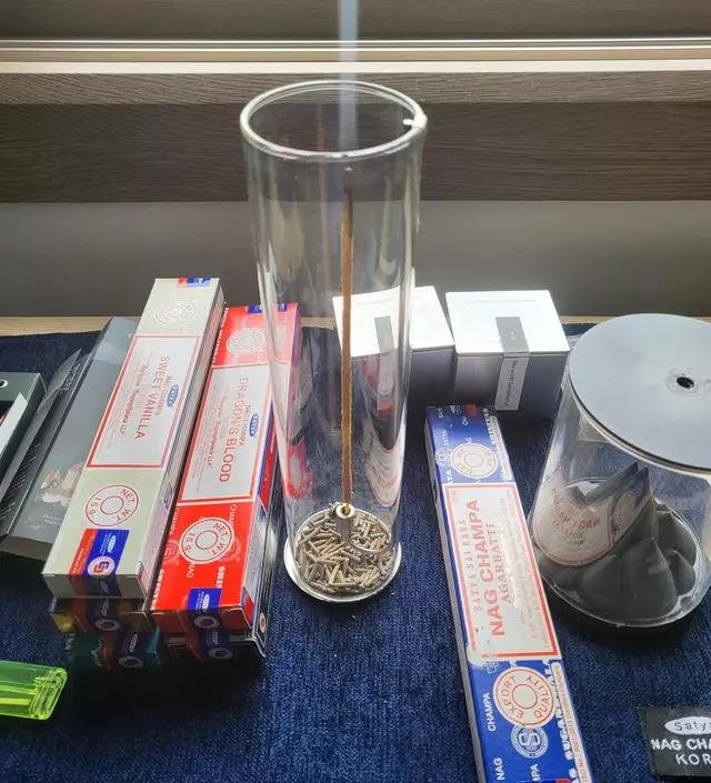 스틱 자체에서 가루날림이 있는거 빼고 제품은 좋네요. 다 사용하게 된다면 재구매 하도