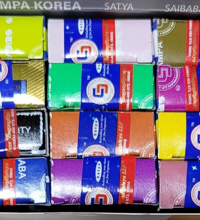 아직 다른 제품 사용중이라 새제품이네요. 일반향처럼 딱딱한 제품이 아니라 사용시 꺼