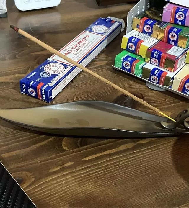 박스 개봉 전부터 향이 아주 진하네요. 받자마자 일단 불을 붙여 봅니다. 모기 퇴치에도