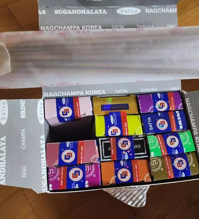 예전에 산 인센스스틱은 너무 향이 강해생선 굽구나 음식냄새 없앨때만 쓰는데 이 향은