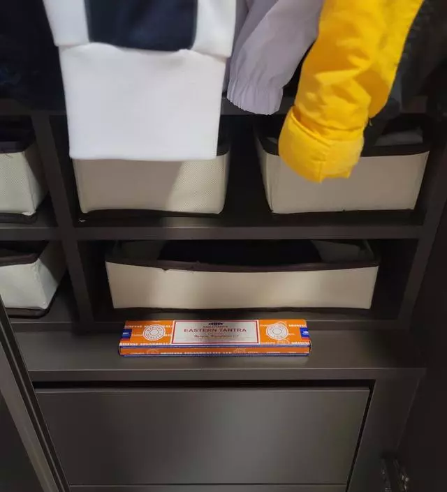 남편옷장에 상자채 넣어놨는데 옷장이랑 걸어놓은 옷에서 향이 나서 너무 좋아요. 옷장