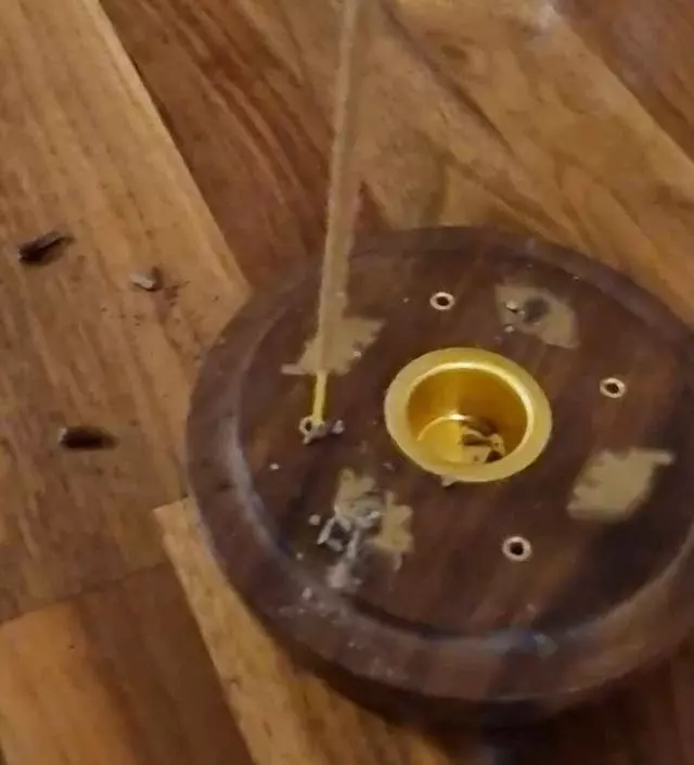 여러 향으로 피우는 기분도 달아지고 좋아요. 인센스를 꼽는 코끼리가 박혀있는 받침까