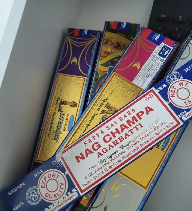 이 갬성과 향 어쩝니까~환기 신경 쓰면서 사용해도 향이 은은하니 남는게 넘 좋아요
