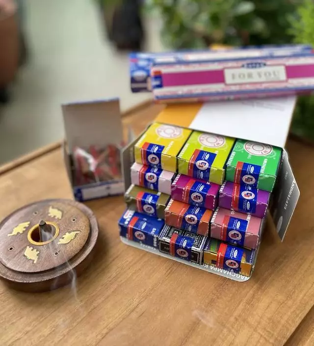 라방에서 가성비갑 나그참파 인센스 구입하고
