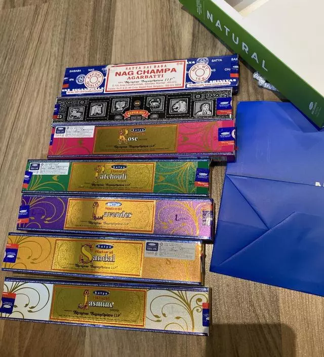 라이브통해서 저렴하게 구매했어요! 기프트세트 구성과 한개가 다르게 왔는데 문의하니