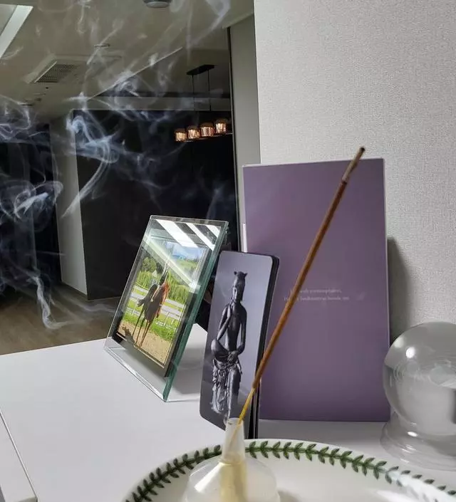 처음쓰는 거라 미처 인센스홀더를 준비 못했는데 향이 너무 좋아 불붙여봅니다! 잔행도