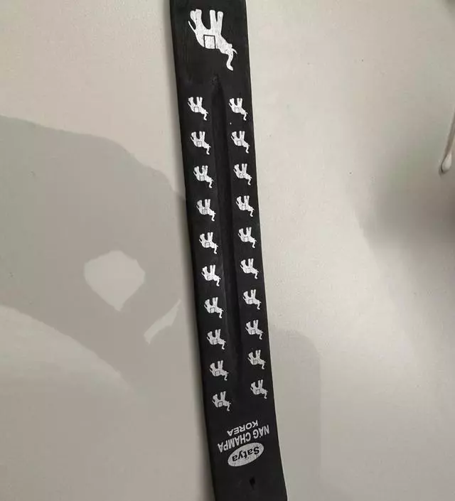 절에서 나는 향과 비슷하지
