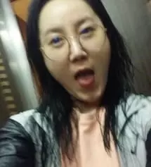 언니가 산거 보고 블랙으로 구매했는데 역쉬 슈프림이 컬이 탱글탱글 한것 같아요.
