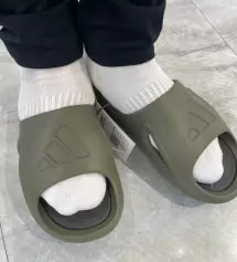 올해 처음으로 출시된 아디다스 슬리퍼 소개해 드릴게요!
