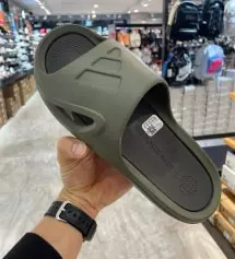 올해 처음으로 출시된 아디다스 슬리퍼 소개해 드릴게요!
