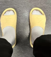 스포티하고 트렌디한 실루엣과 정면의 아디다스 삼선 포인트가 특징으로 고객분들께서 