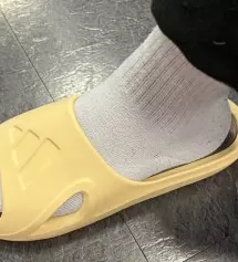 스포티하고 트렌디한 실루엣과 정면의 아디다스 삼선 포인트가 특징으로 고객분들께서 