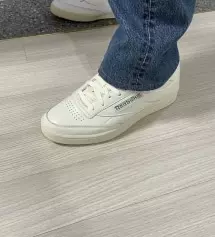 역시 메인컬러 답네요. 빈티지느낌 확 살아요. 원래 265 270 사이에 신는데 발볼좁아보