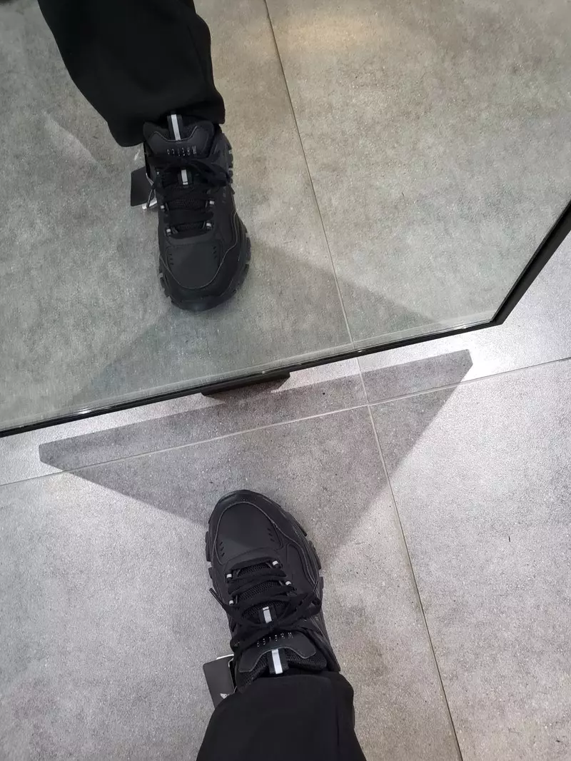 어글리슈즈처럼 보이지만 실제로 신었을때 극강의 편안함을 자랑합니다. 무엇보다 발볼