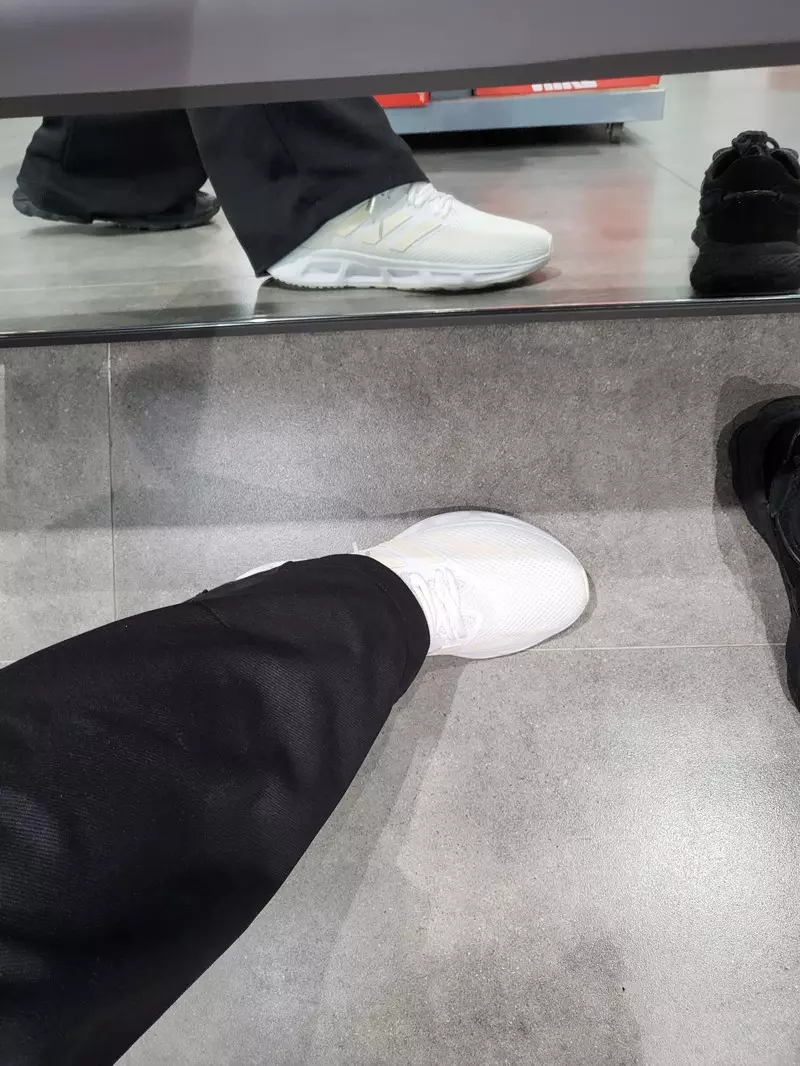 아디다스 쇼더웨이 2.0은 넓은 발볼로 나온 런닝화 신발이어서 편한 착화감을 자랑합니