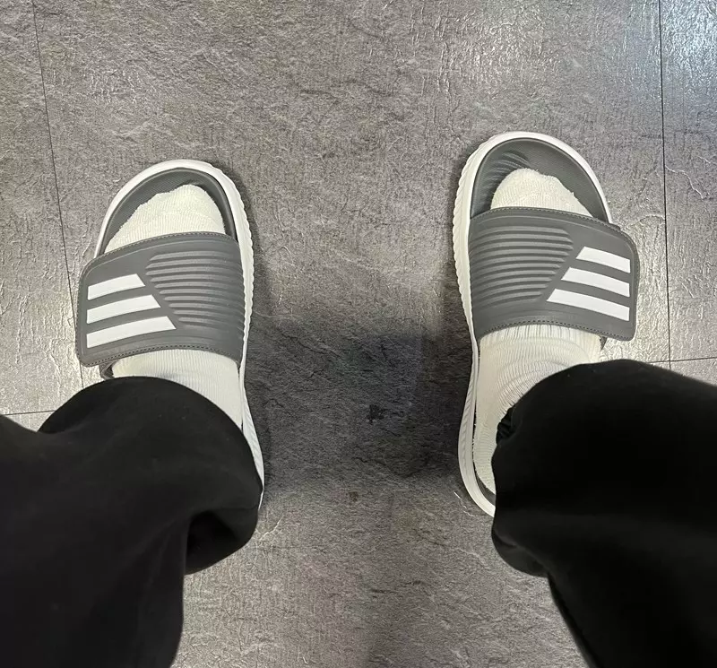 아디다스 슬리퍼 제품 중 매년 고객분들께서 단연코 가장 많이 찾아주시는 스테디셀러 