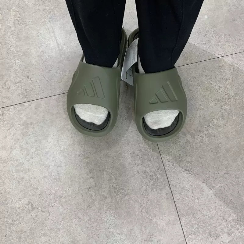 아디다스의 시즌 신상인 아디케인 슬라이드입니다~
