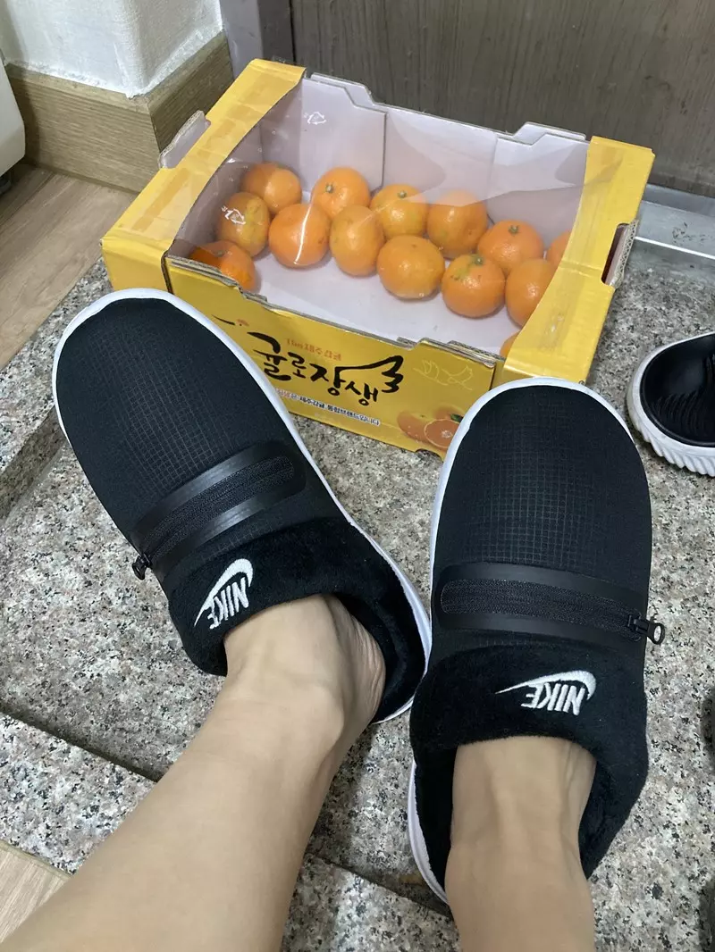 평소에 220사이즈를 신어서 매장에서 이 신발을 신어봤더니 뒤꿈치 부분이 좀 불편했고