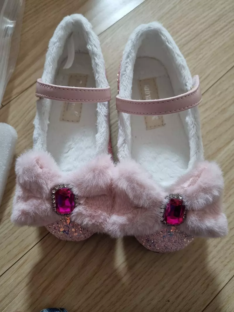 사이즈가 너무 커서 작은사이즈로 다시 구입해야겠어요ㅜㅜ 내년에 신어야할듯해요