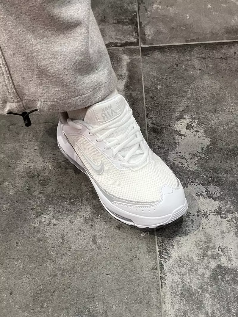 오래 서 있어도 쿠션이 지속 되는 런닝화를 찾으시는 고객님께 추천 드렸더니
