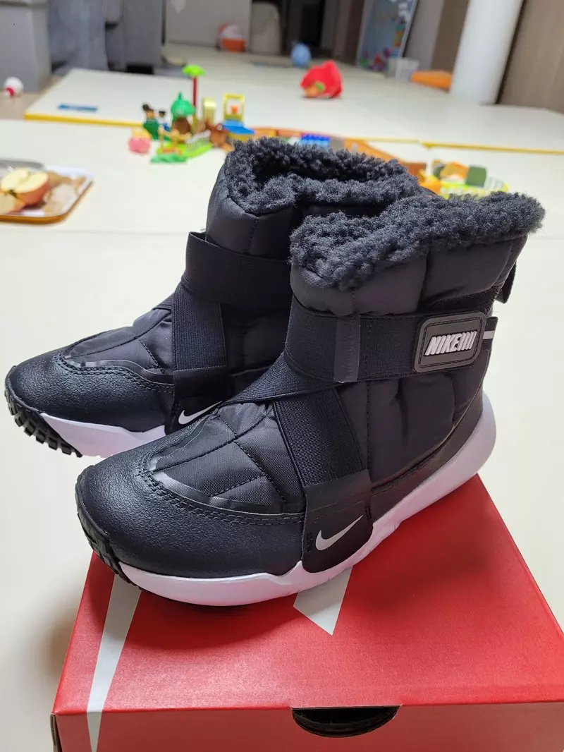 아이 겨울부츠로는 최고에요. 디자인도 이쁘고 안감이 털이라 따뜻하고 벨크로가 있어서