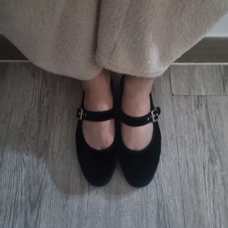리뷰 대부분이 한치수 큰거 사라했는데 신의한수인것 같아요^^ 발 넣을때 약간 끼는데 