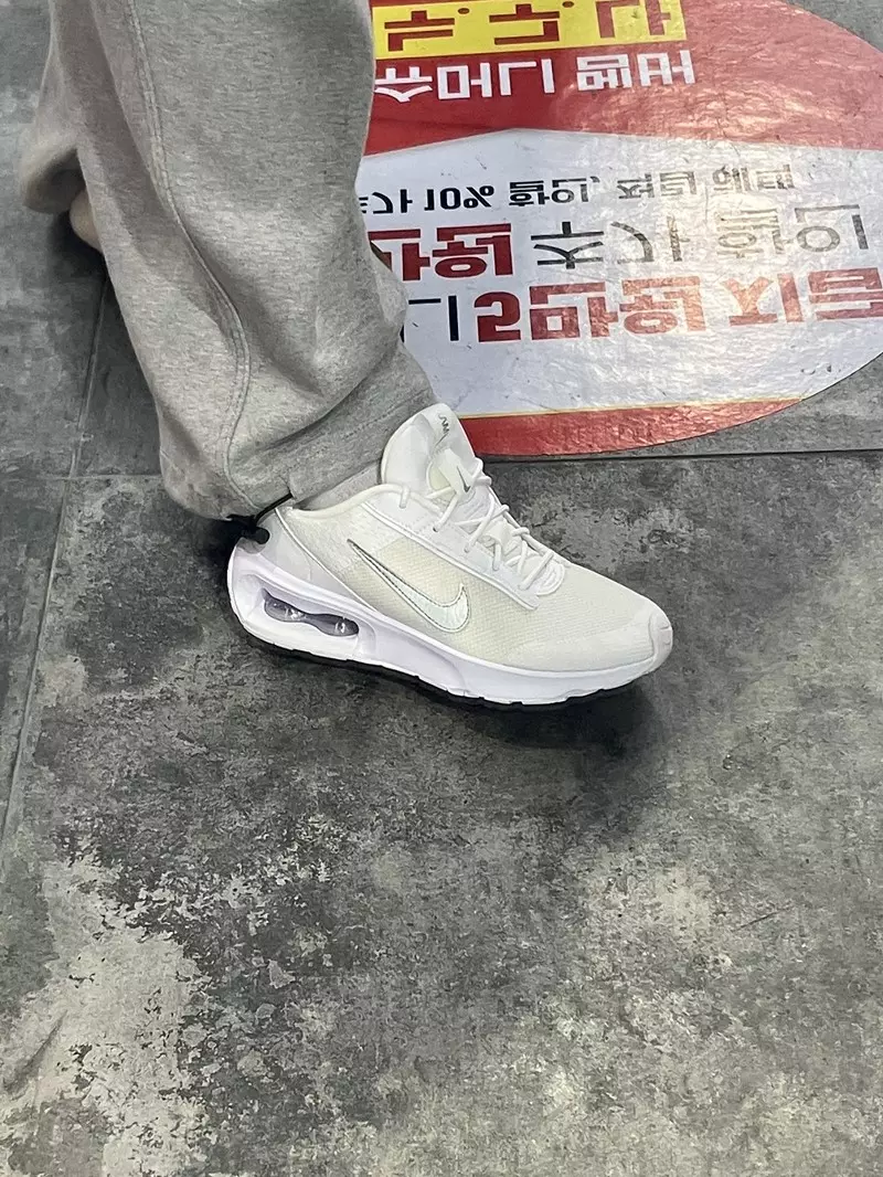 나이키 에어맥스 인터락 라이트 제품 입니다 !
