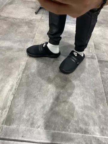 나이키 버로우패딩 슬리퍼 입니다.
