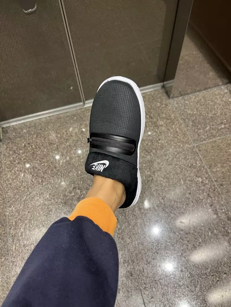 운동화 넉넉하게 235를 신어서 작을까바 걱정했는데 사이즈 편안하게 나와서 이쁘게 딱