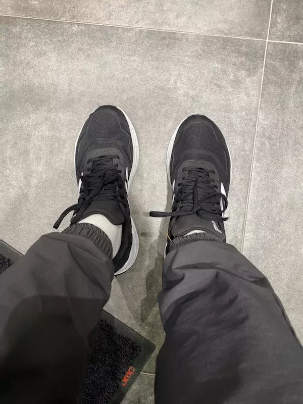 아디다스에서 꾸준히 판매가 잘되는 저가때 런닝화 상품입니다.
