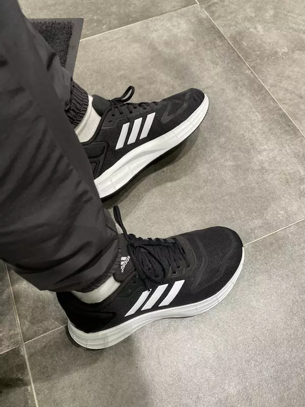 아디다스에서 꾸준히 판매가 잘되는 저가때 런닝화 상품입니다.
