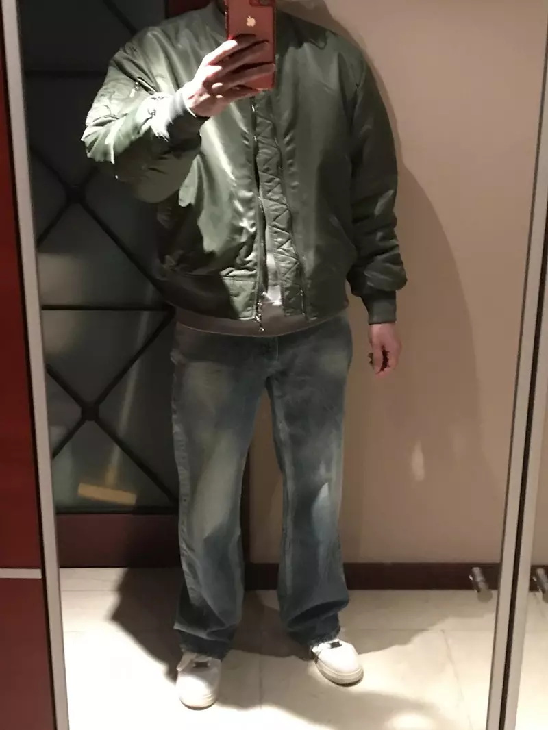 183 / 79 XL 세미오버로 딱 좋습니다. 카키색이 촌스럽지 않고, 색감 좋습니다. 마츠다