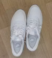 발볼이 작은것 같아  한치수 크게 구매했는데 매우 잘 맞습니다. 한치수 크게 구매 잘 