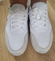 발볼이 작은것 같아  한치수 크게 구매했는데 매우 잘 맞습니다. 한치수 크게 구매 잘 