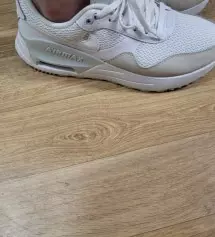 발볼이 작은것 같아  한치수 크게 구매했는데 매우 잘 맞습니다. 한치수 크게 구매 잘 