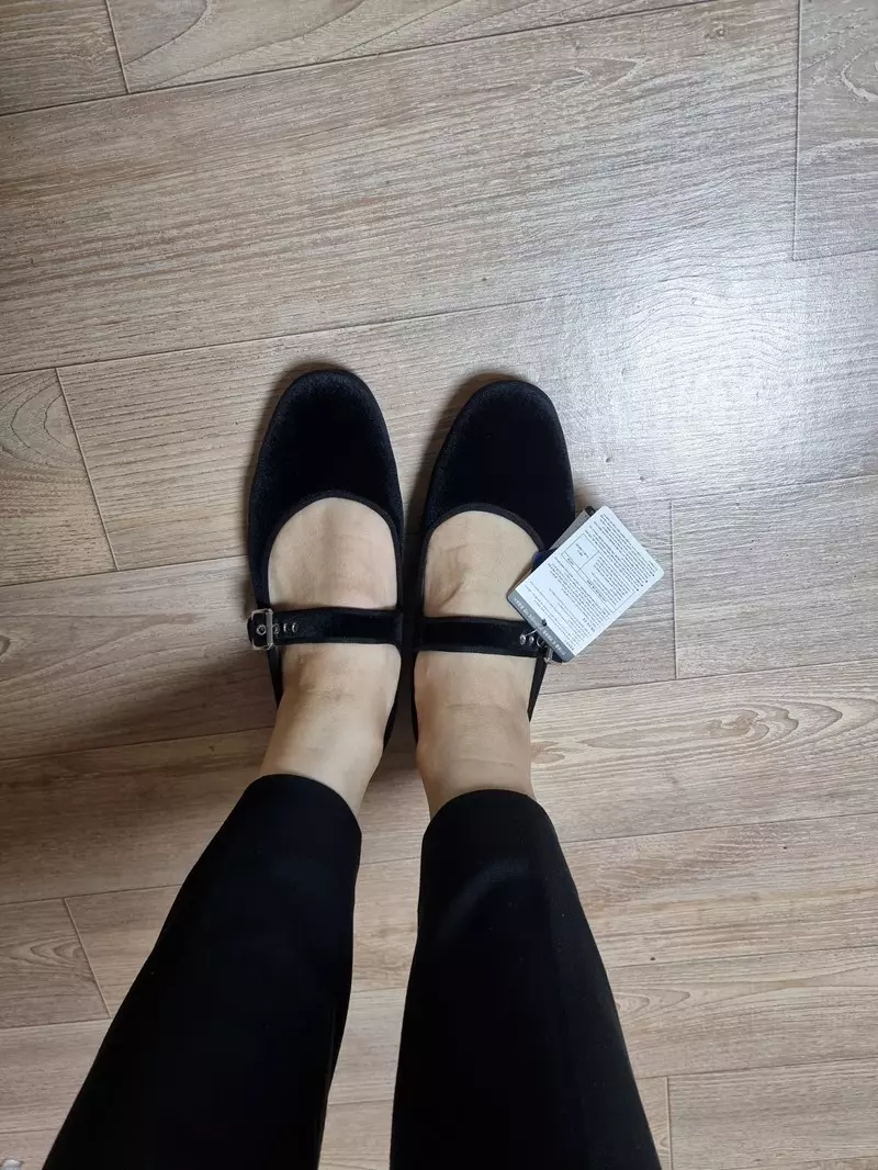 245 랑 고민하다가 발볼이 넓어서 250주문했는데 딱 맞아요~