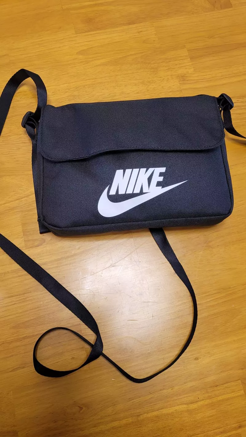 예쁘게 잘 들고 다닐것 같아요. 생각보다 수납공간이 꽤 넓네요~