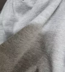 색상만보고 그냥 장바구니 담았더니..기모있는 제품이었네요...기모치곤 좀 얇아요..