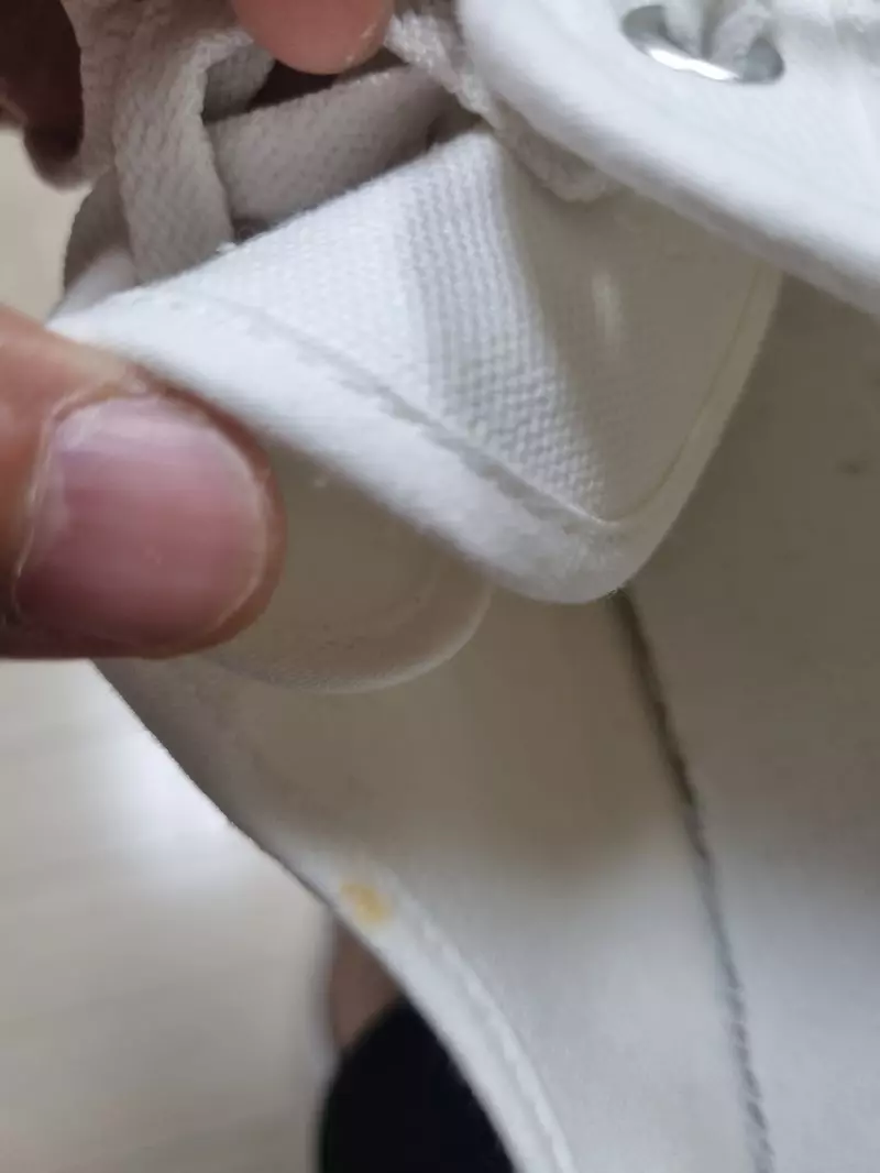 행사상품 구매했는데 발 목 부분엔 김치국물 인지 이물질 묻어서 왔고, 오른쪽 깔창은 